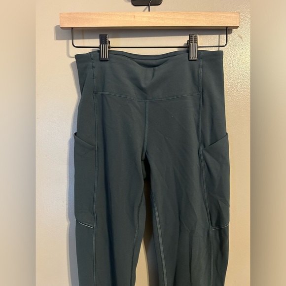 Lululemon speed up tight crop size 4 21 inch inseam - Picture 3 of 5